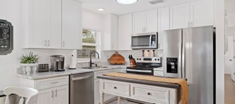 The Carolyn Cottage - 2BR LKLD Pool Home