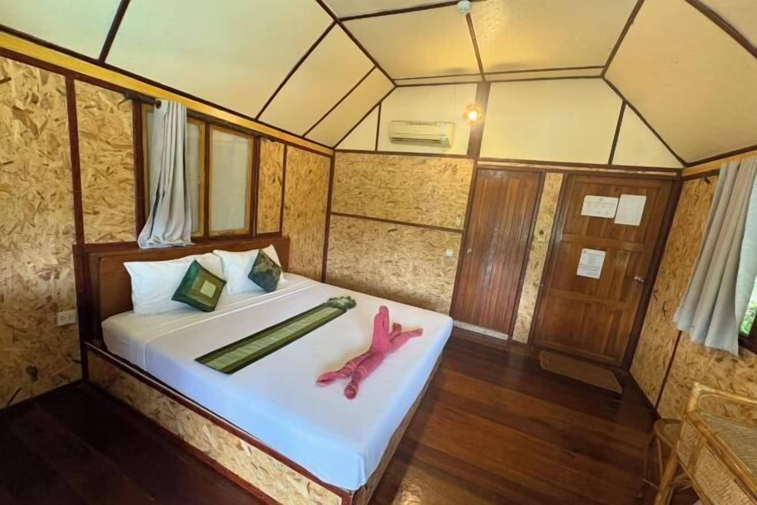 Cofres nos quartos, Wi-Fi de cortesia, roupa de cama