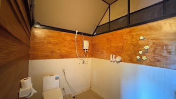Habitación estándar con 2 camas individuales, balcón | Caja fuerte, wifi gratis, ropa de cama