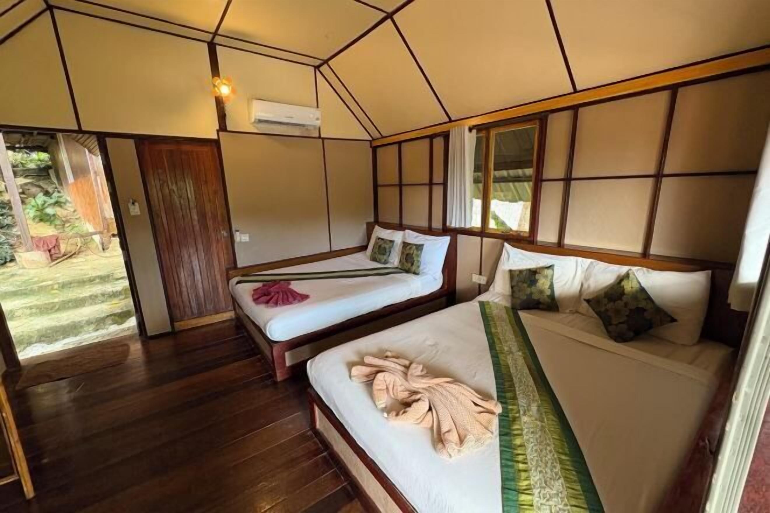 Cofres nos quartos, Wi-Fi de cortesia, roupa de cama