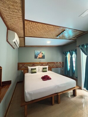 In-room safe, bed sheets - Phi Phi Ingphu Viewpoint Hotel (Ko Phi Phi)