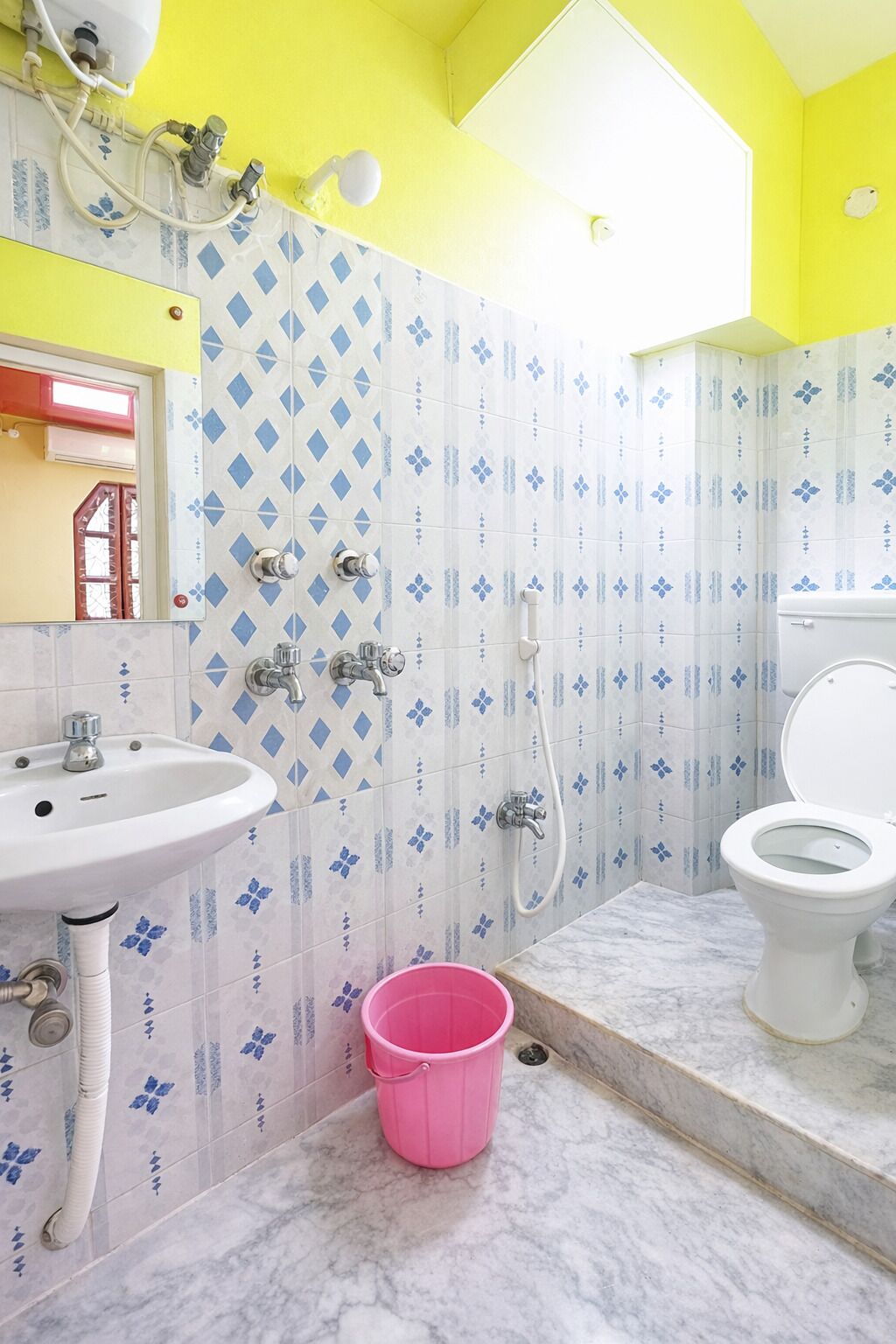 Een douche, een regendouche, gratis toiletartikelen, pantoffels