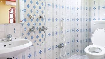 Een douche, een regendouche, gratis toiletartikelen, pantoffels