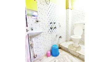 Shower, rainfall showerhead, free toiletries, slippers
