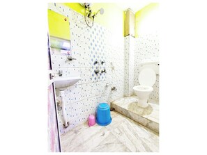 Dusche, Regendusche, kostenlose Toilettenartikel, Hausschuhe