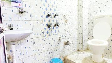 Shower, rainfall showerhead, free toiletries, slippers
