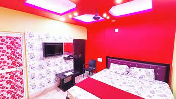 In-room safe, desk, soundproofing, free WiFi