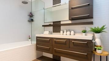 Rumah Klasik, balkon | Kamar mandi | Perlengkapan mandi gratis, handuk, sabun, dan sampo