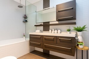 Klassiek huis, balkon | Badkamer | Gratis toiletartikelen, handdoeken, zeep, shampoo