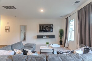 TV, offices - Pool house with hot tub! (Houston)