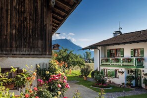 Property grounds - Maisonette apartment Grünstein, 1-2 persons, 60 sqm, 1 bedroom, living room with tiled stove, balcony (Schönau am Königssee)