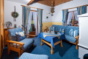 Interior - Maisonette apartment Grünstein, 1-2 persons, 60 sqm, 1 bedroom, living room with tiled stove, balcony (Schönau am Königssee)