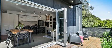 屋外ダイニングエリア