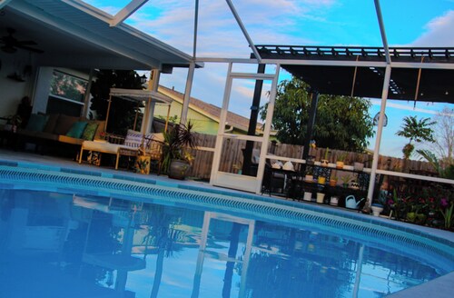 3BR Open-Plan Retreat w/ Heated Pool, Screened Patio & Grill – Melbourne