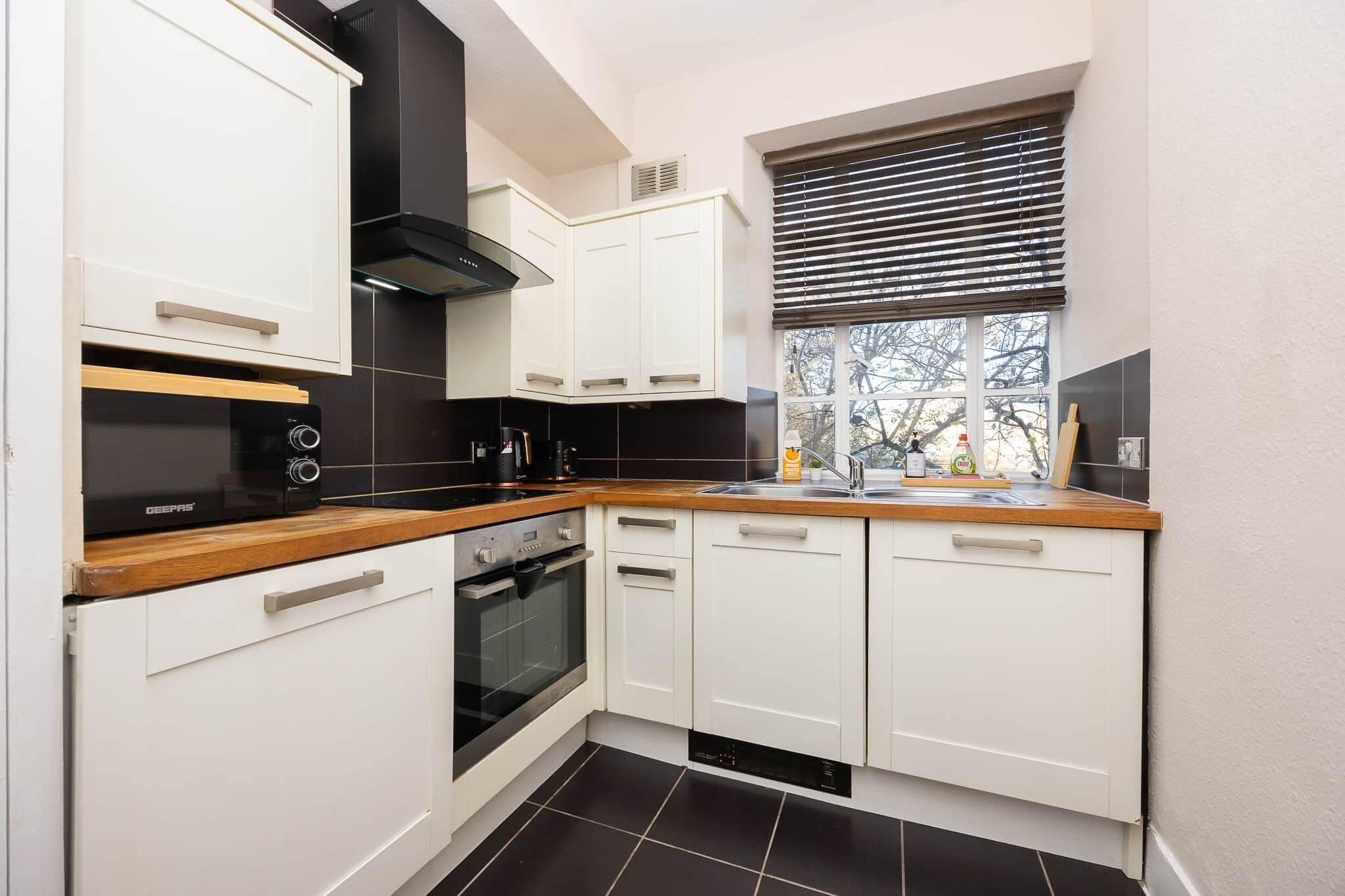 Frigorífico y placa de cocina