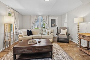 Smart TV, fireplace, books - Historic Home and Coach House - Sleeps 16 (Lake Geneva)