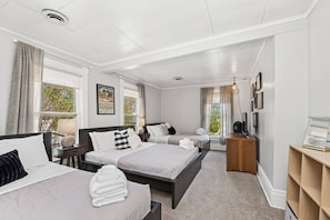 6 bedrooms, iron/ironing board, free WiFi, bed sheets - Historic Home and Coach House - Sleeps 16 (Lake Geneva)