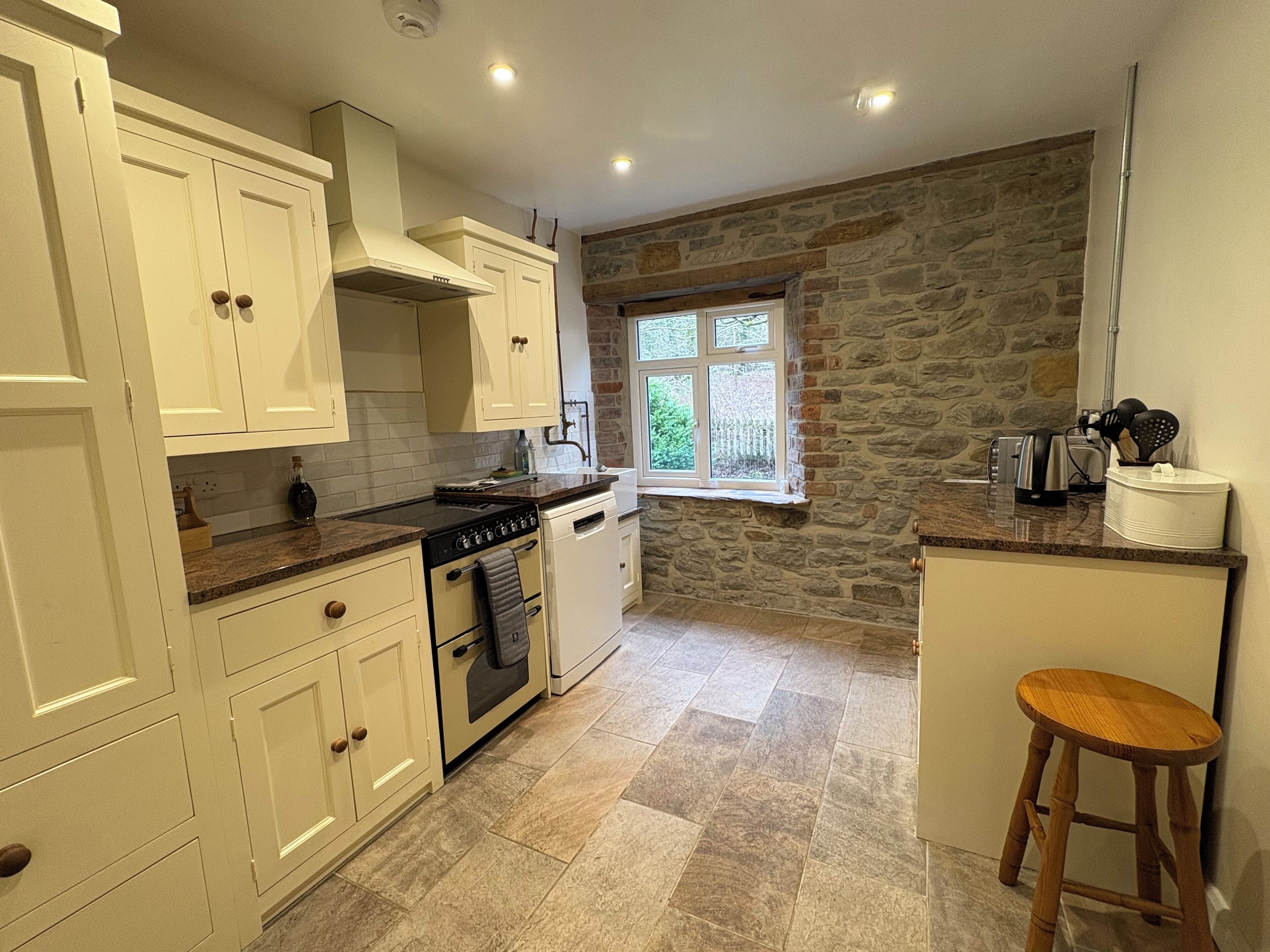 Micro-ondes, four, plaque de cuisson, lave-vaisselle