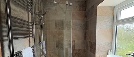 Douche, séchoir à cheveux, serviettes fournies, savon