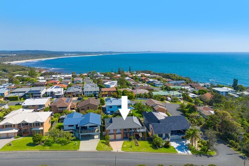 Seascape retreat at Bonny Hills! Family sized house with amazing ocean views.