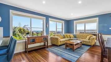 Smart-TV, DVD-Player, Bücher, Computerbildschirme