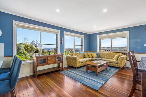 Seascape retreat at Bonny Hills! Family sized house with amazing ocean views.