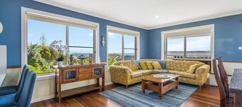 Seascape retreat at Bonny Hills! Family sized house with amazing ocean views.