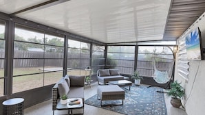 TV, books - Our Happy Place - super comfortable S Venice home close to beaches, shopping (Venice)