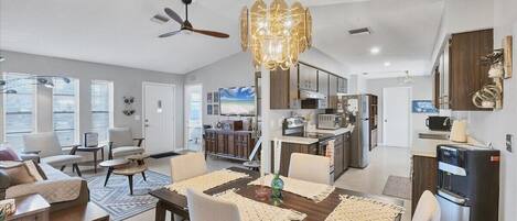 Geladeira, micro-ondas, fogão, cooktop