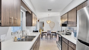 Coffee/tea maker, fridge, microwave, oven - Our Happy Place - super comfortable S Venice home close to beaches, shopping (Venice)