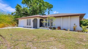 Exterior - Our Happy Place - super comfortable S Venice home close to beaches, shopping (Venice)