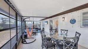Outdoor dining - Our Happy Place - super comfortable S Venice home close to beaches, shopping (Venice)