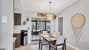 Dining - Our Happy Place - super comfortable S Venice home close to beaches, shopping (Venice)