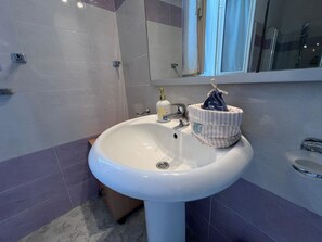 Douche, sèche-cheveux
