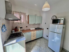 Kühlschrank, Mikrowelle, Ofen