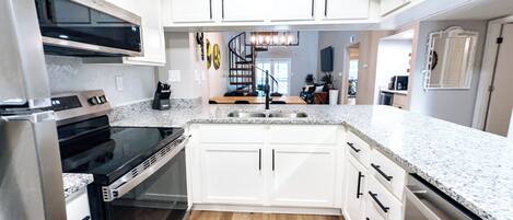 Jääkaappi, mikroaaltouuni, uuni, liesi