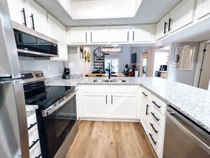 Een koelkast, een microgolfoven, een oven, een kookplaat