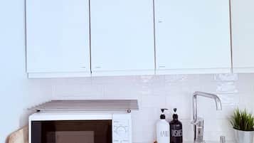 Microwave, oven, stovetop, coffee/tea maker
