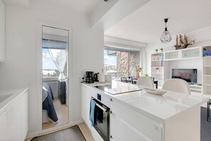 Micro-ondes, four, plaque de cuisson, cafetière/bouilloire