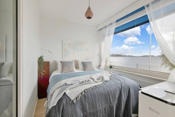 1 habitación, tabla de planchar con plancha, cuna de viaje y wifi