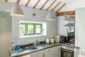 Refrigerador, microondas, lavavajillas y periquera 