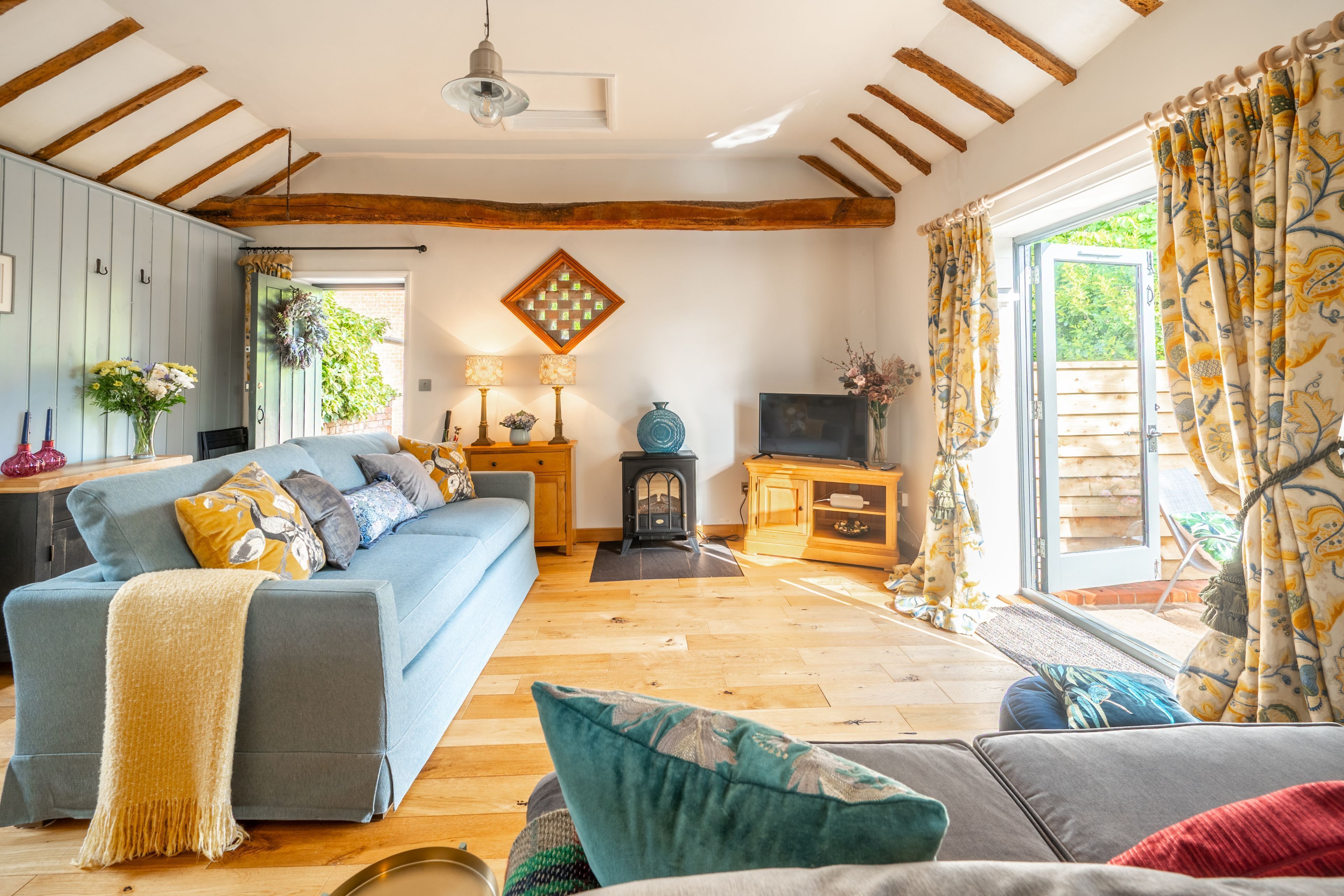 The Tack Room, Mendlesham Green: Exposed beams in the well-presented sitting room