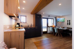 Réfrigérateur, un four, surface de cuisson, lave-vaisselle