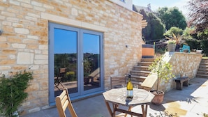 Outdoor dining - 1 bedroom accommodation in Stroud (Stroud)