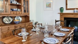 Ein Esstisch mit blau-weißen Tellern, Weingläsern und Besteck.
