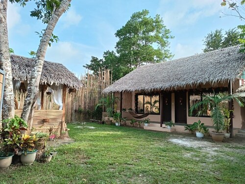 Charming 2-bedroom villa in fabulous El Nido with AC, WiFi 3 min. to Lio Beach