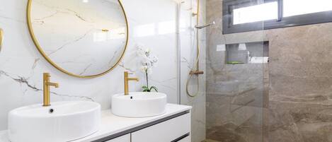 Shower, jetted tub, hair dryer, towels