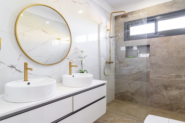 Shower, jetted tub, hair dryer, towels