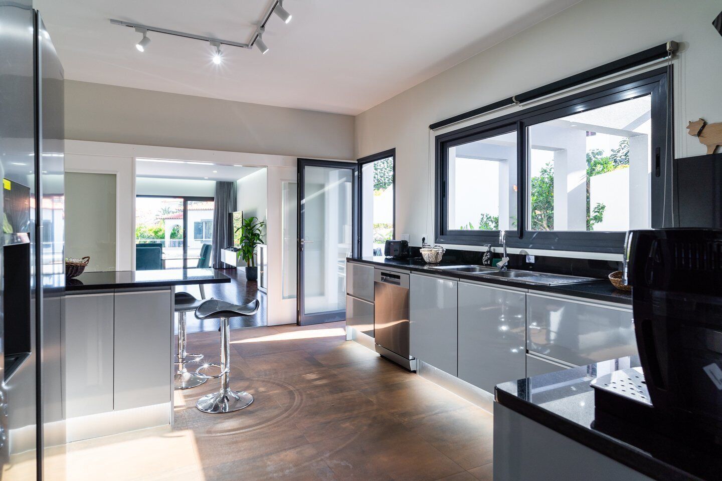 Een koelkast, een magnetron, een oven, een vaatwasser