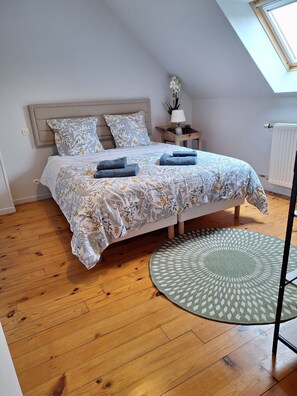 5 bedrooms, iron/ironing board, WiFi, bed sheets